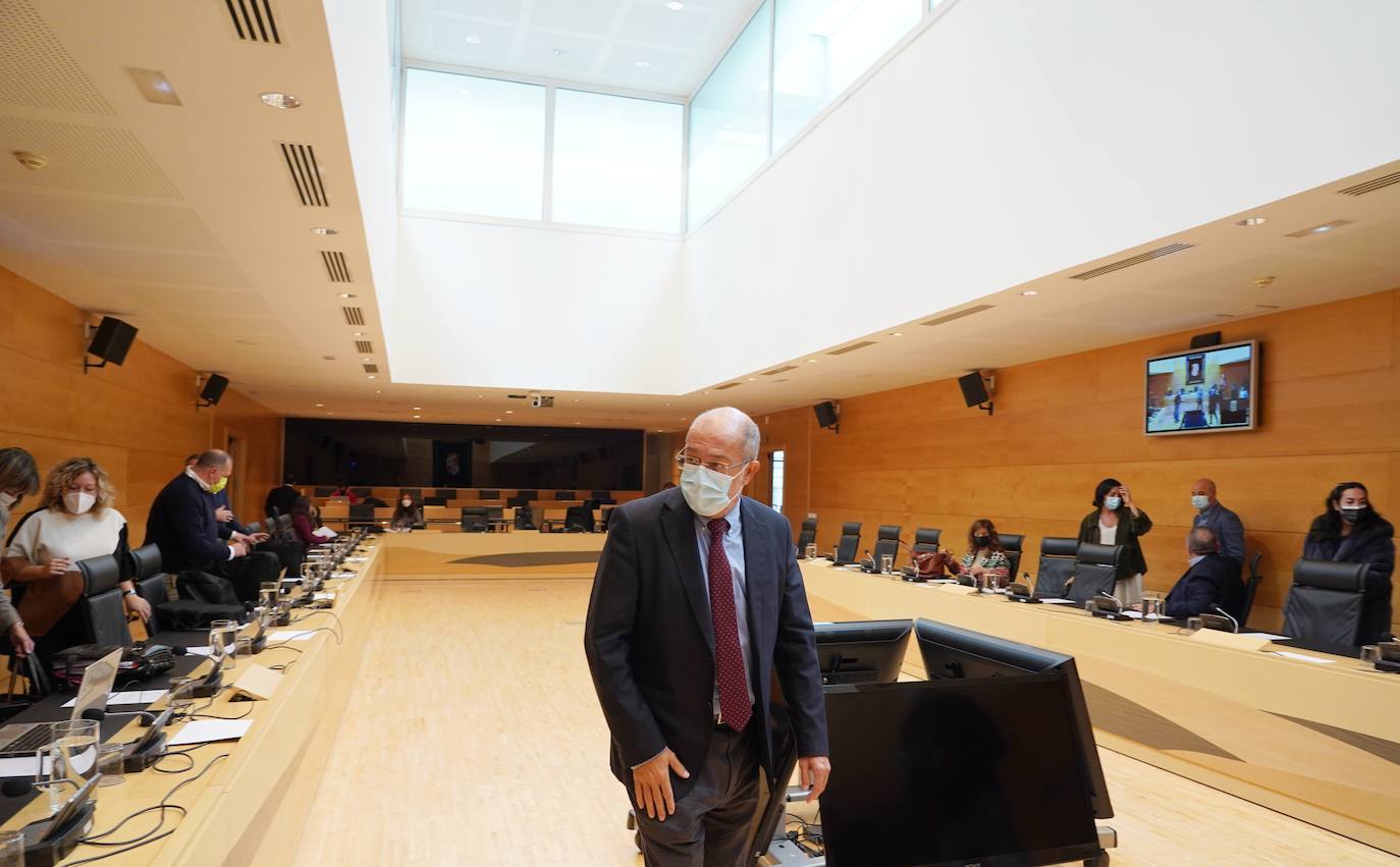 El consejero de Transparencia, Ordenación del Territorio y Acción Exterior, Francisco Igea, presenta los presupuestos para 2022 de su departamento ante la Comisión de Economía y Hacienda de las Cortes.