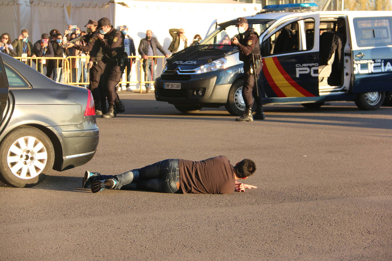 La capital se convierte en el escenario de un espectacular simulacro en el que intervienen diferentes cuerpos de seguridad y emergencias sanitarias | La actividad, que se ha dividido en dos ejercicios concatenados, se enmarca en el XV congreso SEMES que se celebra en el Palacio de Exposiciones desde el jueves