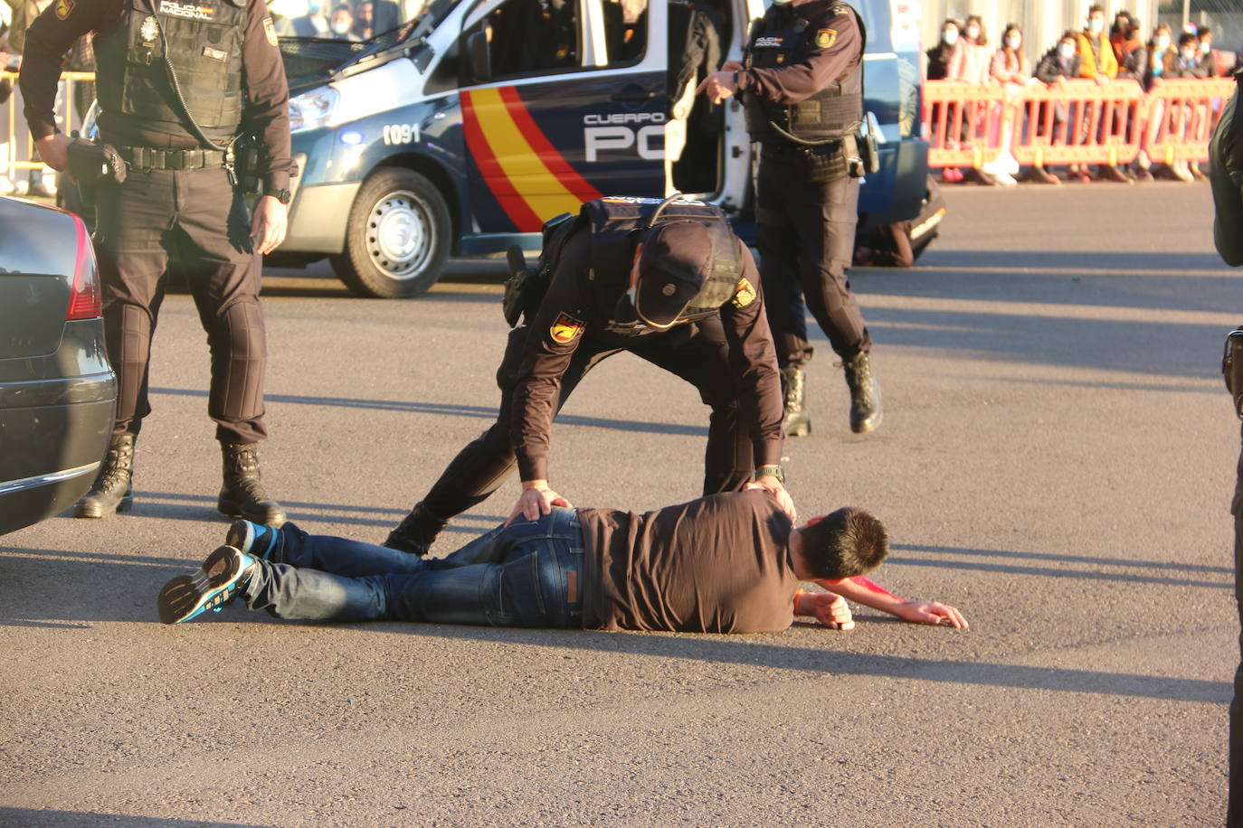 La capital se convierte en el escenario de un espectacular simulacro en el que intervienen diferentes cuerpos de seguridad y emergencias sanitarias | La actividad, que se ha dividido en dos ejercicios concatenados, se enmarca en el XV congreso SEMES que se celebra en el Palacio de Exposiciones desde el jueves