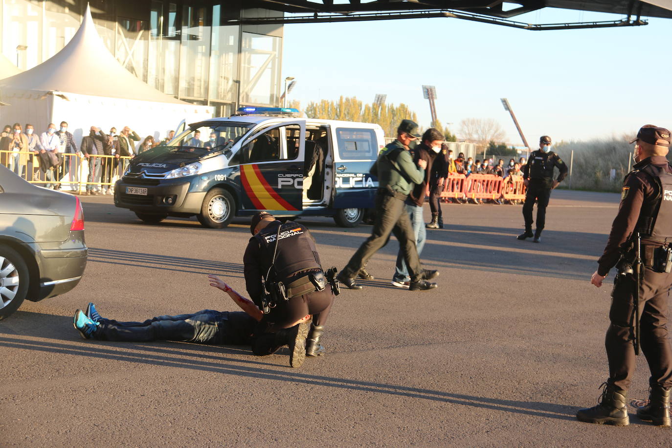 La capital se convierte en el escenario de un espectacular simulacro en el que intervienen diferentes cuerpos de seguridad y emergencias sanitarias | La actividad, que se ha dividido en dos ejercicios concatenados, se enmarca en el XV congreso SEMES que se celebra en el Palacio de Exposiciones desde el jueves