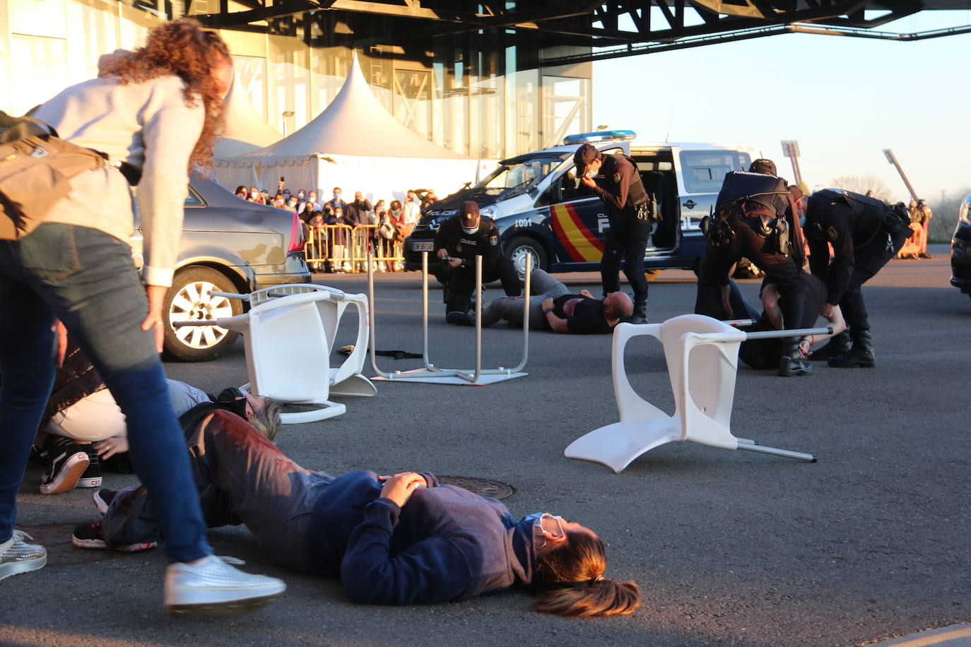 La capital se convierte en el escenario de un espectacular simulacro en el que intervienen diferentes cuerpos de seguridad y emergencias sanitarias | La actividad, que se ha dividido en dos ejercicios concatenados, se enmarca en el XV congreso SEMES que se celebra en el Palacio de Exposiciones desde el jueves