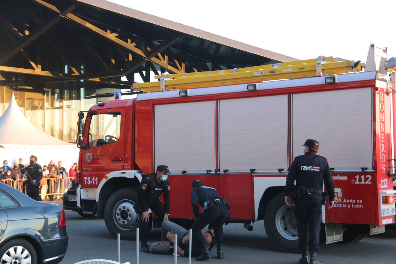 La capital se convierte en el escenario de un espectacular simulacro en el que intervienen diferentes cuerpos de seguridad y emergencias sanitarias | La actividad, que se ha dividido en dos ejercicios concatenados, se enmarca en el XV congreso SEMES que se celebra en el Palacio de Exposiciones desde el jueves