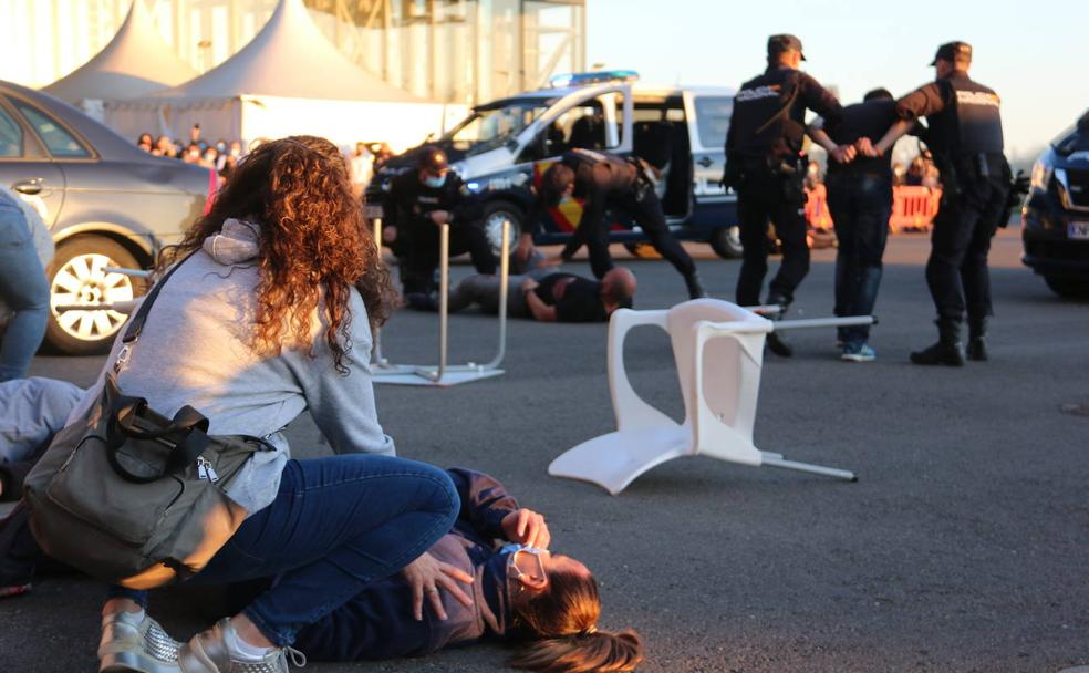 El parking del Palacio de Exposiciones se convierte en el escenario de un espectacular simulacro en emergencias. 