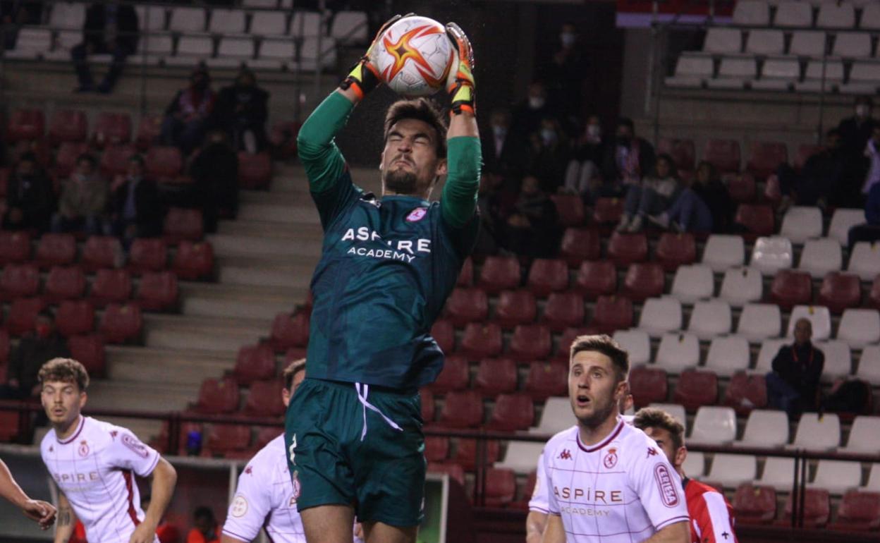 Sotres, en una acción del partido.