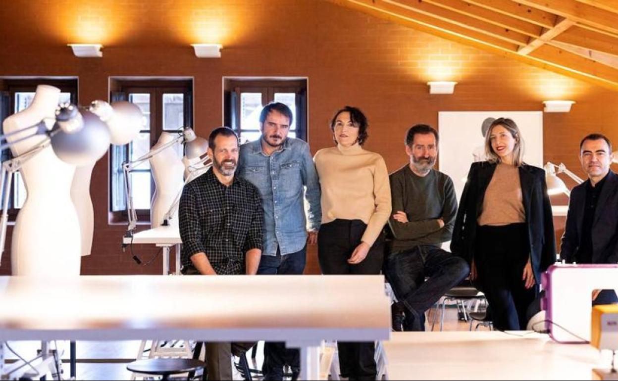 Los productores de la serie 'Balenciaga', primera ficción original de Disney+ en España.