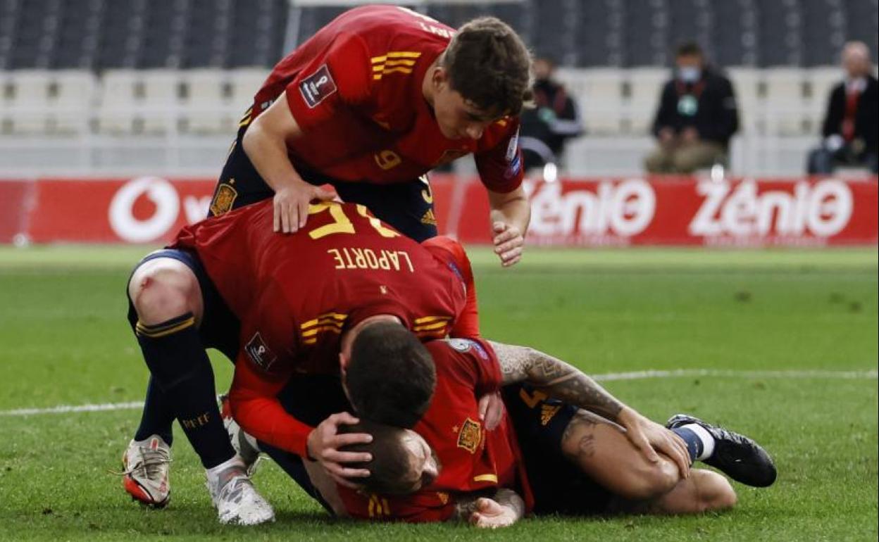 Los jugadores de la selección española celebran el gol de Sarabia en Atenas. 