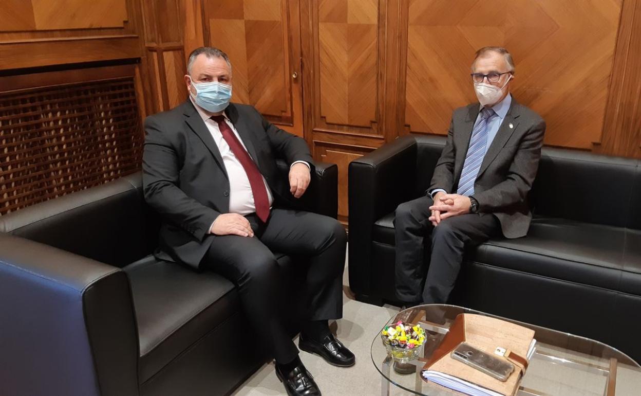 Eduardo Morán junto al alcalde de La Ercina, Ignacio Robles, durante la reunión en la sede de la Diputación de León