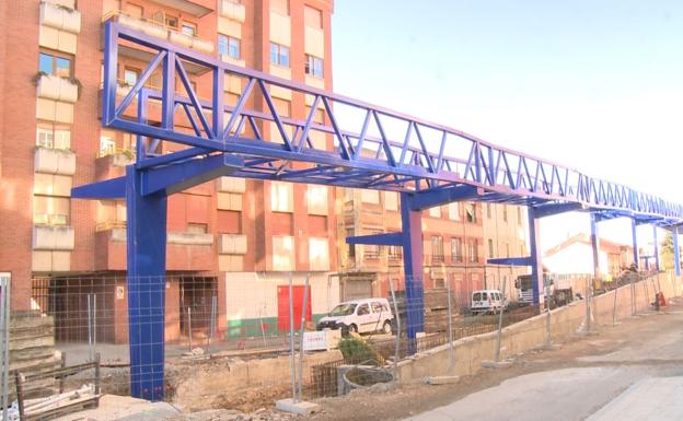 Galería. Imagen de la nueva pasarela, un 'monumento' a la integración fallida en León y su alfoz. 