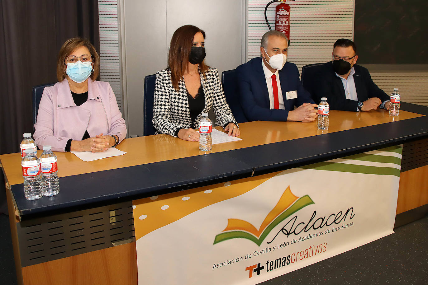 La consejera de Empleo, Ana Carlota Amigo, inaugura el II Congreso de Aclacen, con su presidente, José Mª. Pérez y la concejala Evelia Fernández.