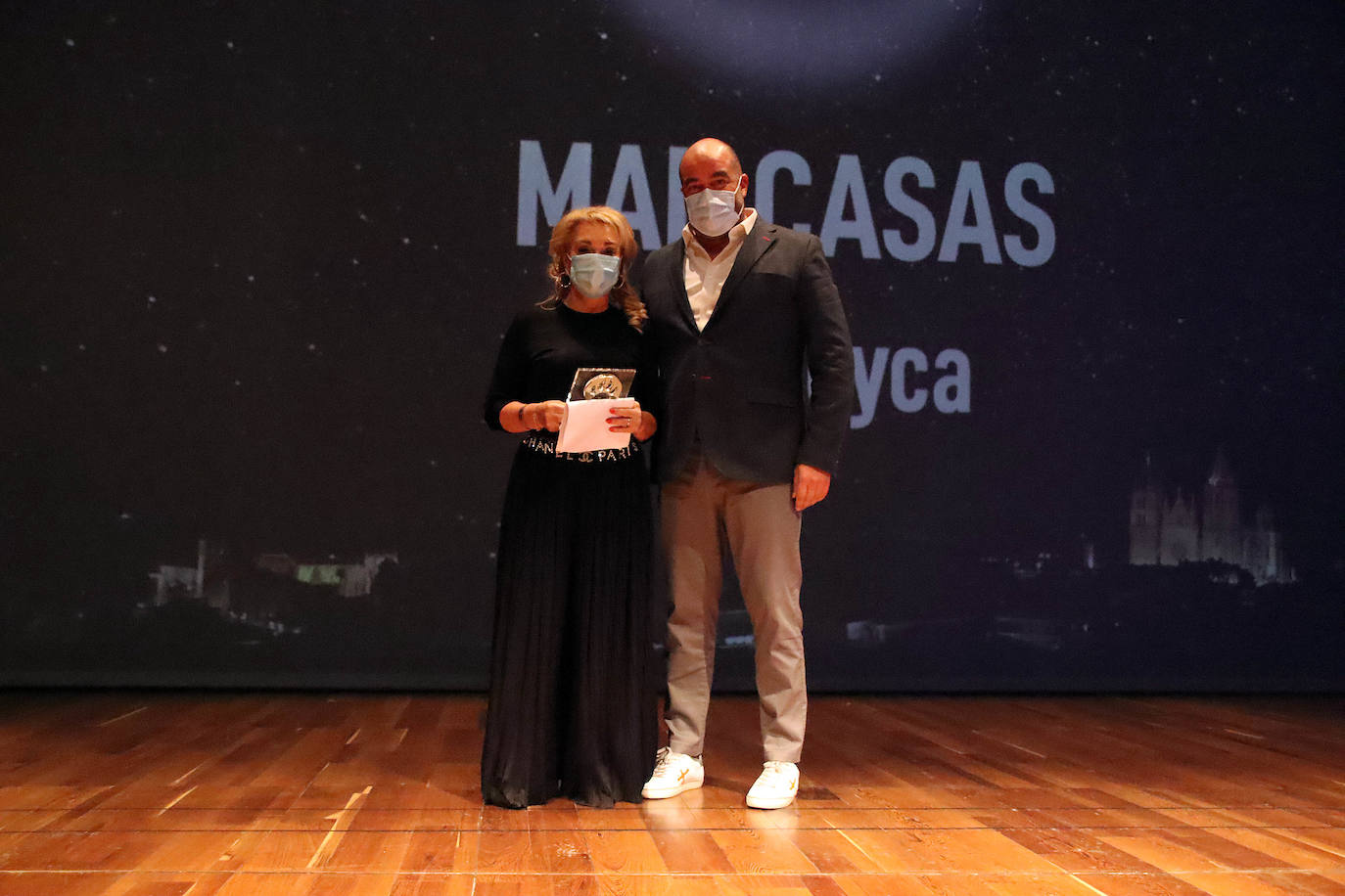 Carlos Gómez de Patatas Hijolusa entrega el premio a Mar Casas