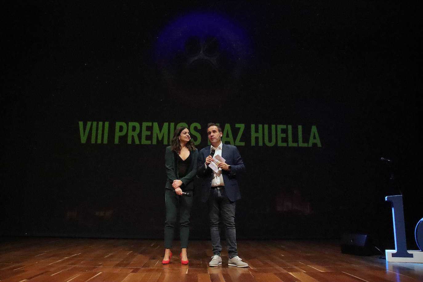 Los presentadores de la gala, Noelia Brandón y Fran 'El Chavo'