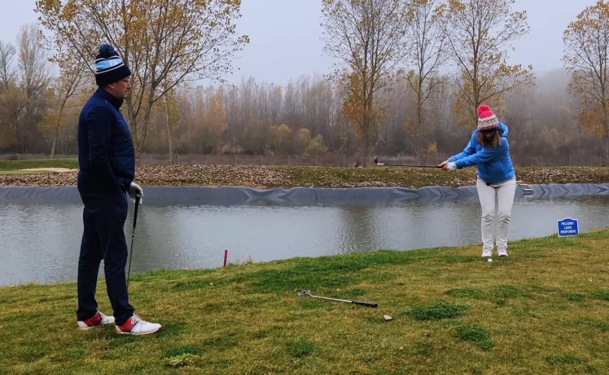 El I Torneo 987 Live del Golf reúne a 60 golfistas en el Olímpico