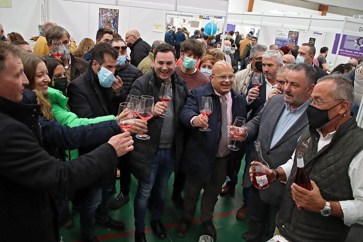 La 30 edición de la Feria de Cecina de Chivo de Vegacervera congrega a cientos de personas para degustar este plato típico de la zona.