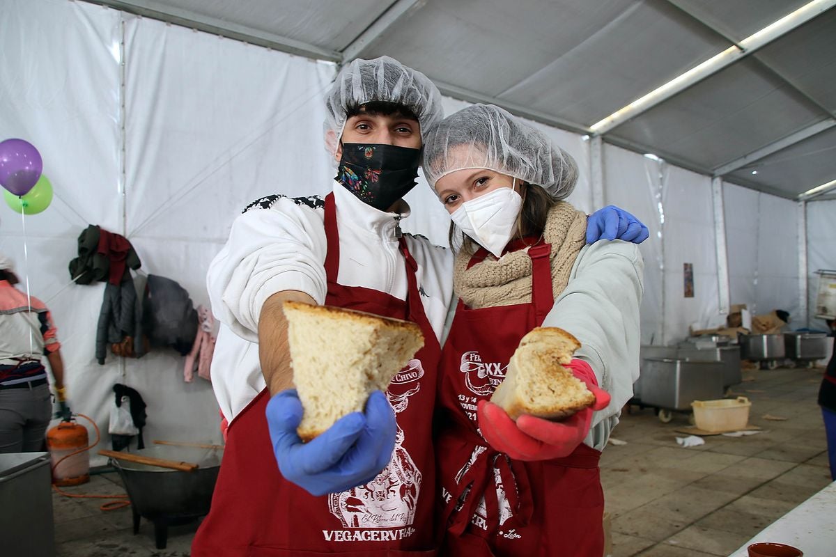 La 30 edición de la Feria de Cecina de Chivo de Vegacervera congrega a cientos de personas para degustar este plato típico de la zona.