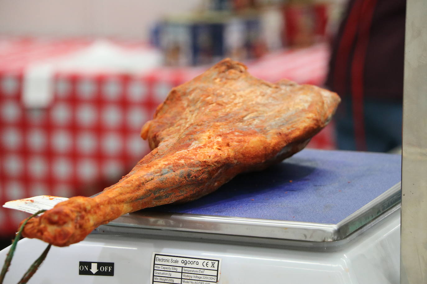 La 30 edición de la Feria de Cecina de Chivo de Vegacervera congrega a cientos de personas para degustar este plato típico de la zona.