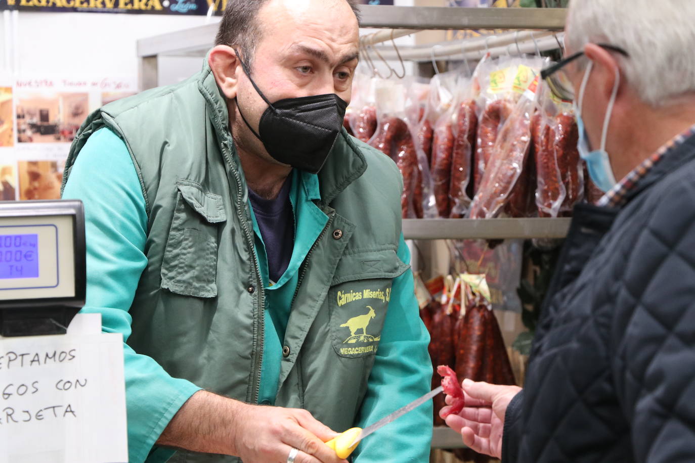 La 30 edición de la Feria de Cecina de Chivo de Vegacervera congrega a cientos de personas para degustar este plato típico de la zona.