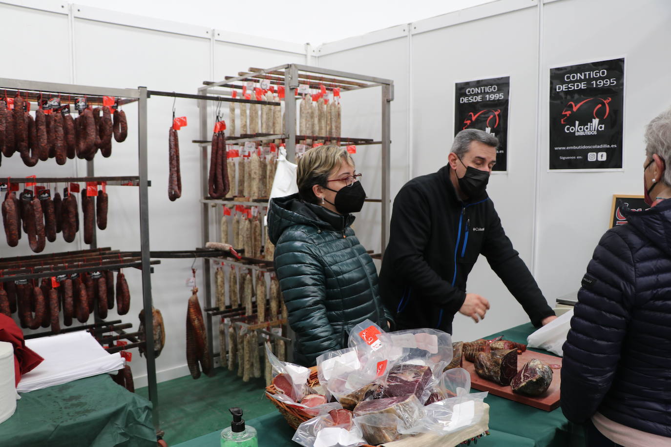 La 30 edición de la Feria de Cecina de Chivo de Vegacervera congrega a cientos de personas para degustar este plato típico de la zona.