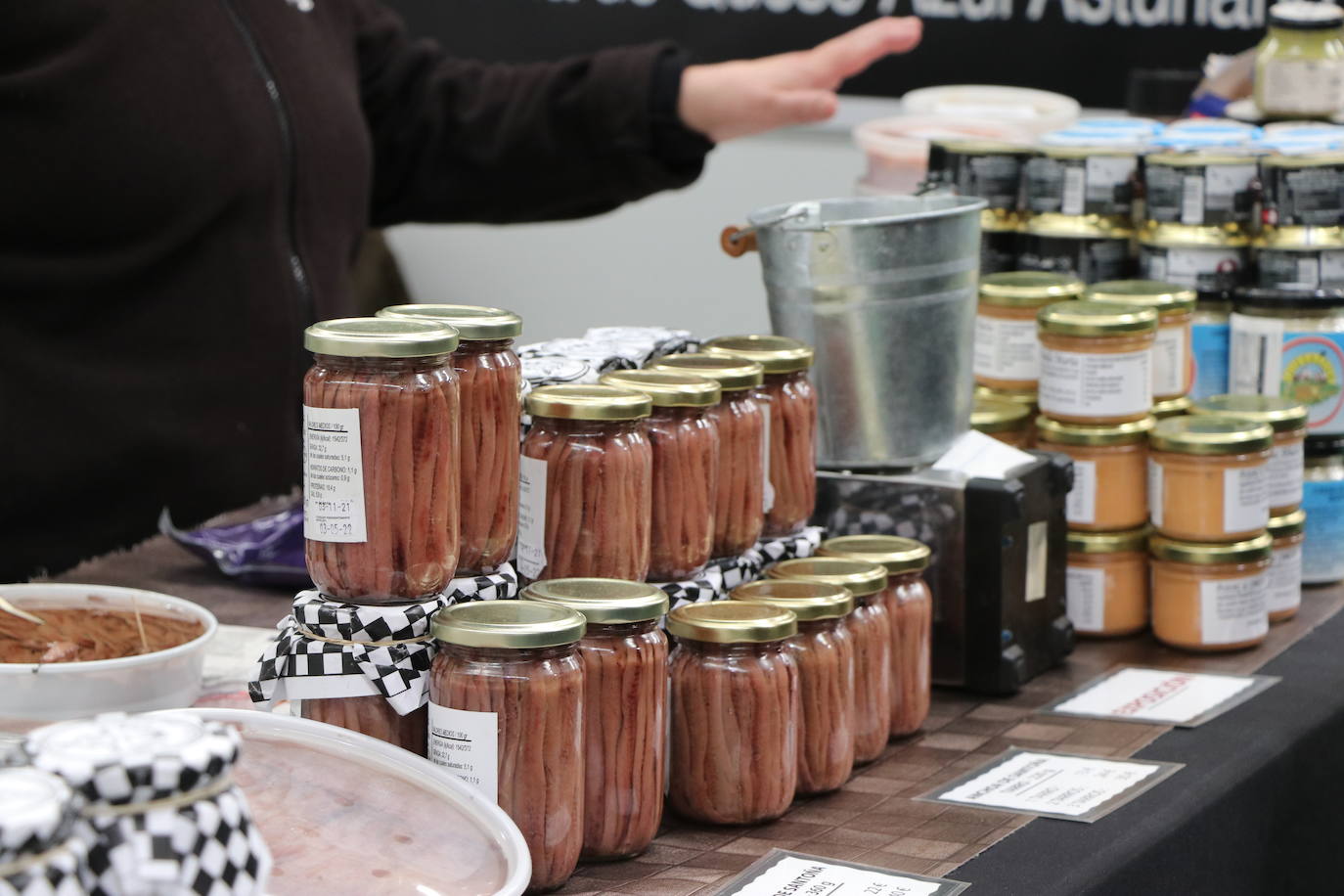 La 30 edición de la Feria de Cecina de Chivo de Vegacervera congrega a cientos de personas para degustar este plato típico de la zona.