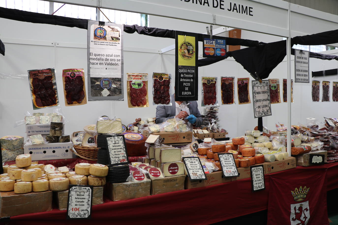 La 30 edición de la Feria de Cecina de Chivo de Vegacervera congrega a cientos de personas para degustar este plato típico de la zona.