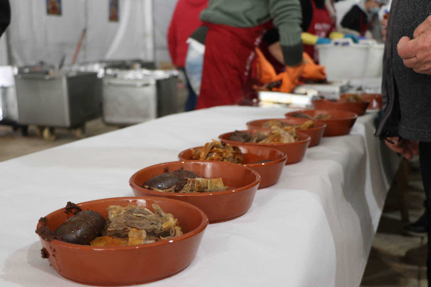 La 30 edición de la Feria de Cecina de Chivo de Vegacervera congrega a cientos de personas para degustar este plato típico de la zona.