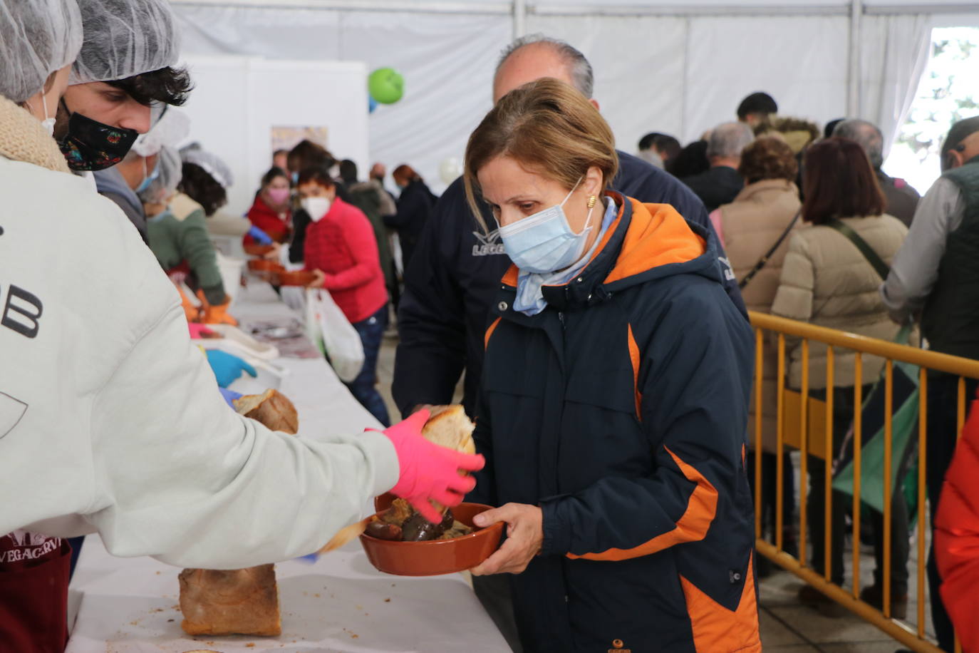 La 30 edición de la Feria de Cecina de Chivo de Vegacervera congrega a cientos de personas para degustar este plato típico de la zona.