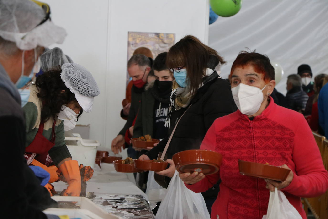 La 30 edición de la Feria de Cecina de Chivo de Vegacervera congrega a cientos de personas para degustar este plato típico de la zona.