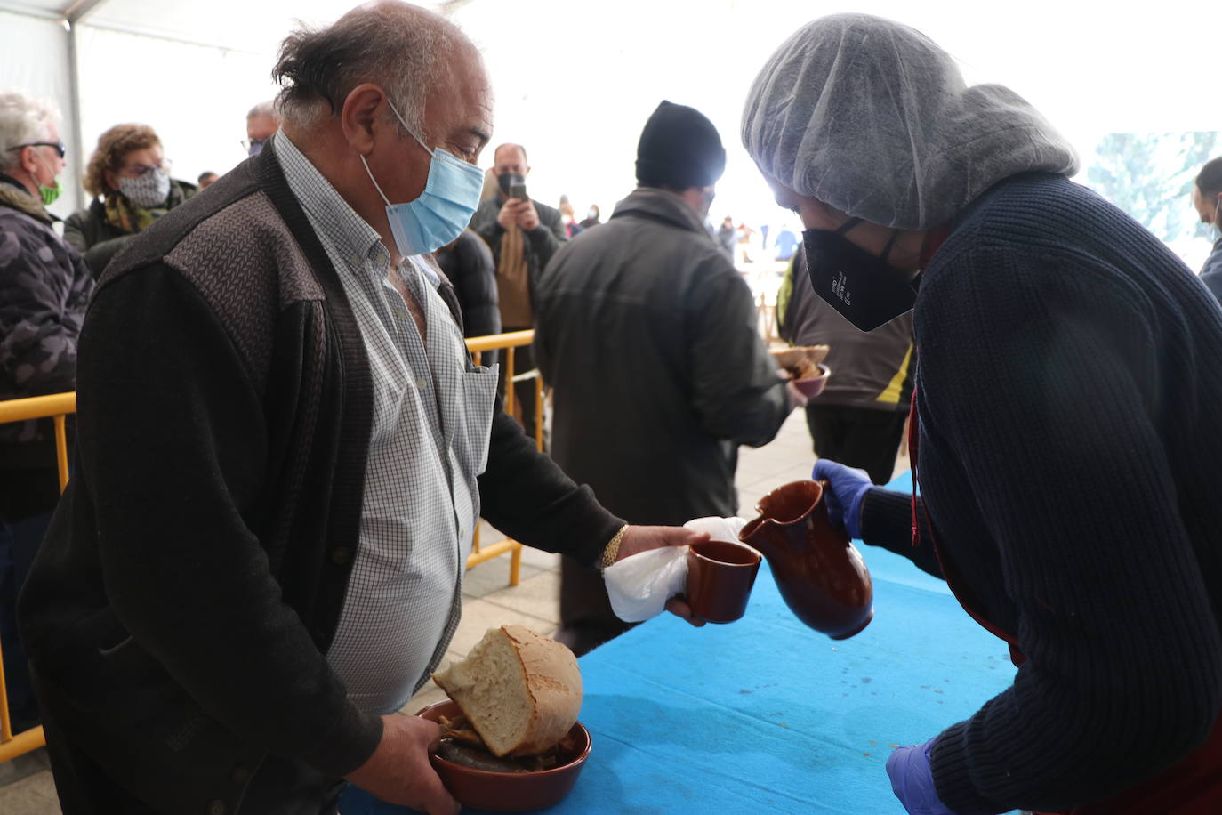 La 30 edición de la Feria de Cecina de Chivo de Vegacervera congrega a cientos de personas para degustar este plato típico de la zona.