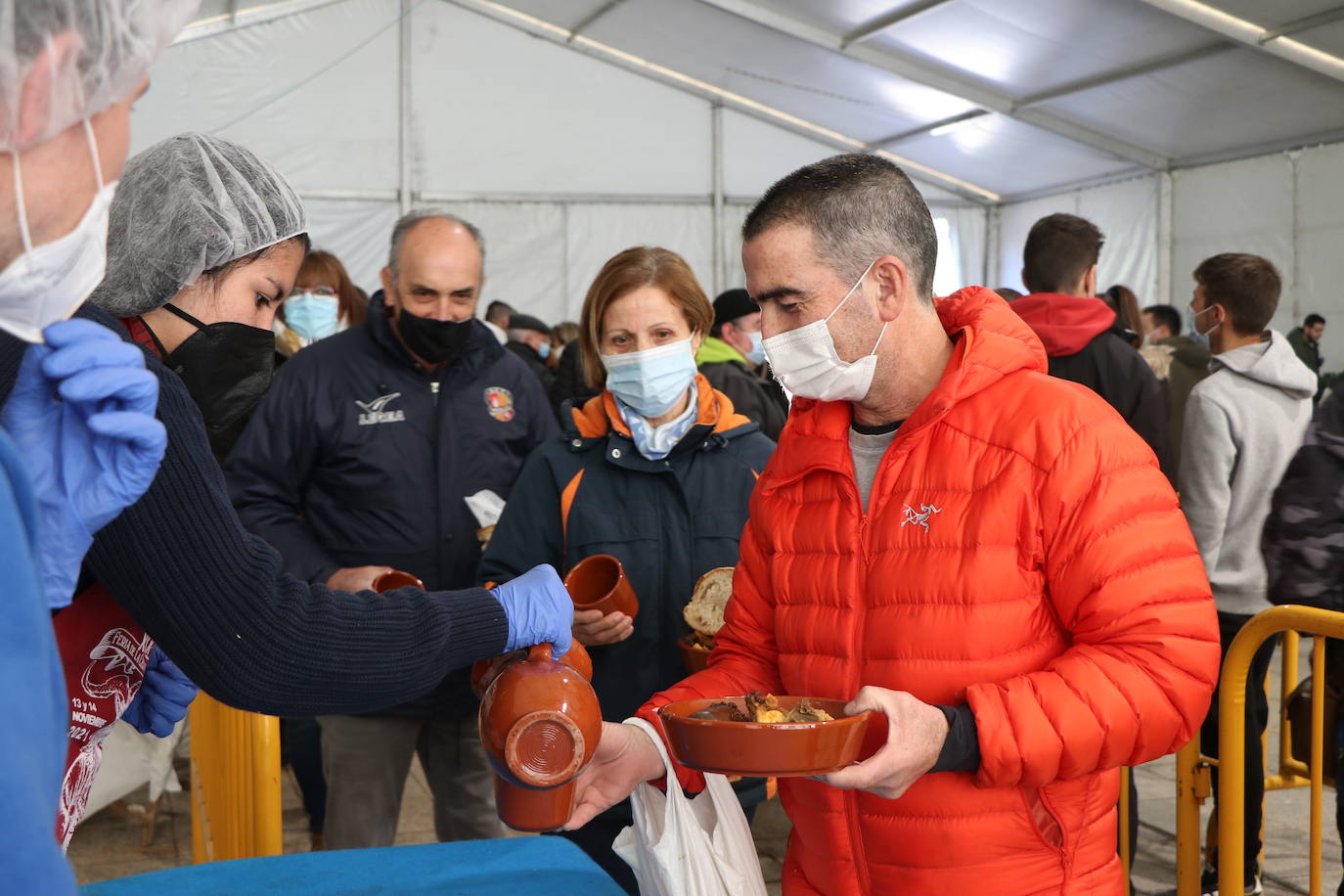 La 30 edición de la Feria de Cecina de Chivo de Vegacervera congrega a cientos de personas para degustar este plato típico de la zona.