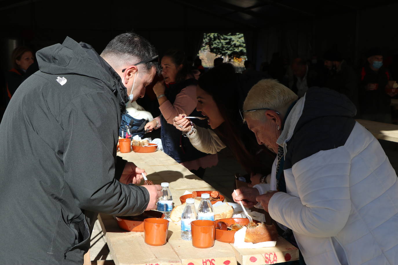 La 30 edición de la Feria de Cecina de Chivo de Vegacervera congrega a cientos de personas para degustar este plato típico de la zona.