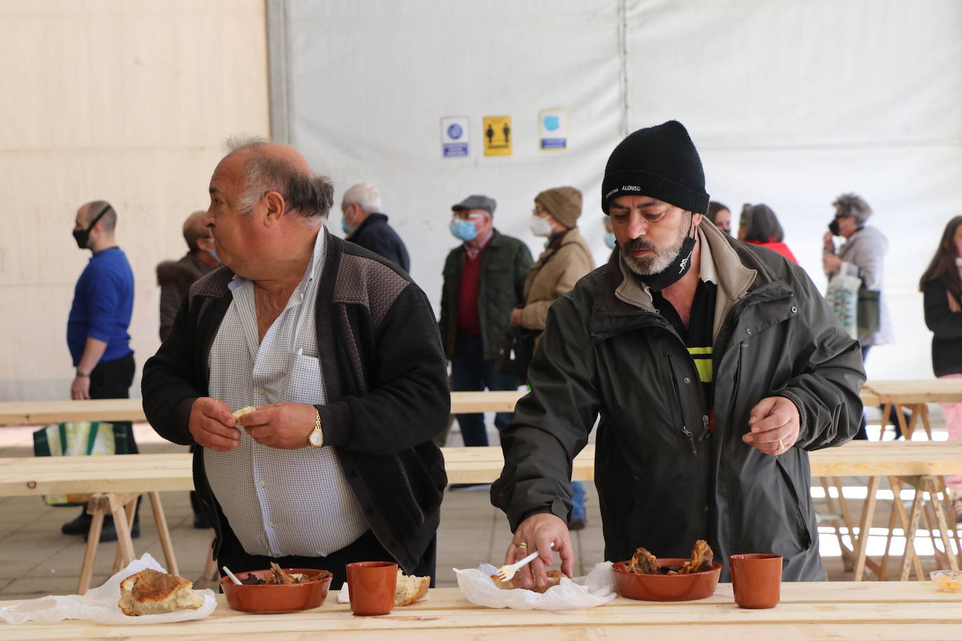 La 30 edición de la Feria de Cecina de Chivo de Vegacervera congrega a cientos de personas para degustar este plato típico de la zona.