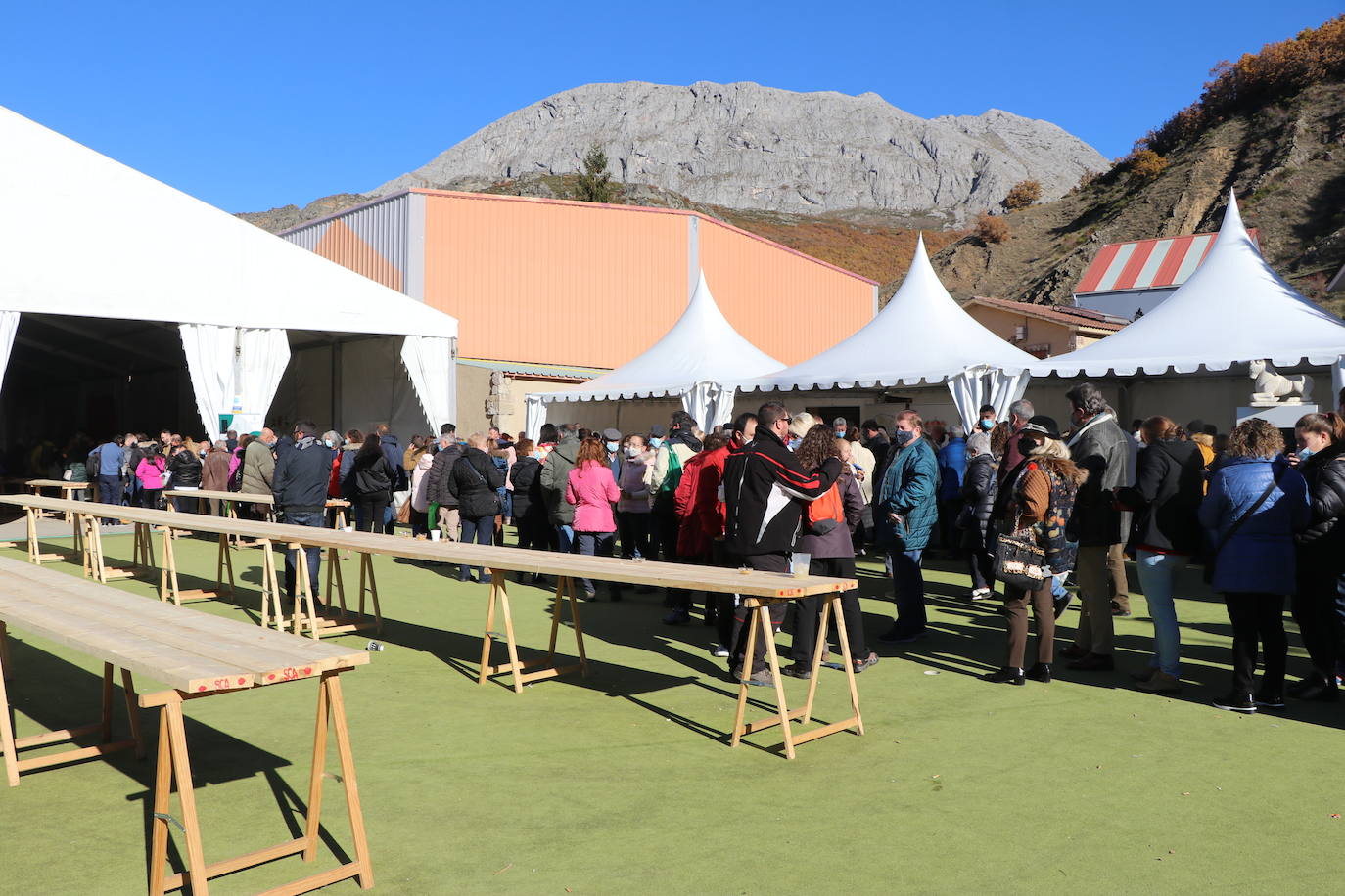 La 30 edición de la Feria de Cecina de Chivo de Vegacervera congrega a cientos de personas para degustar este plato típico de la zona.