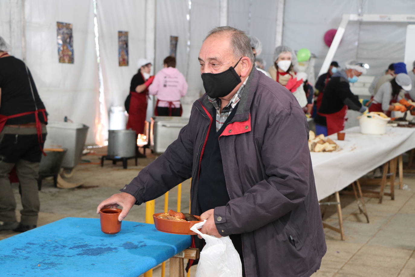 La 30 edición de la Feria de Cecina de Chivo de Vegacervera congrega a cientos de personas para degustar este plato típico de la zona.