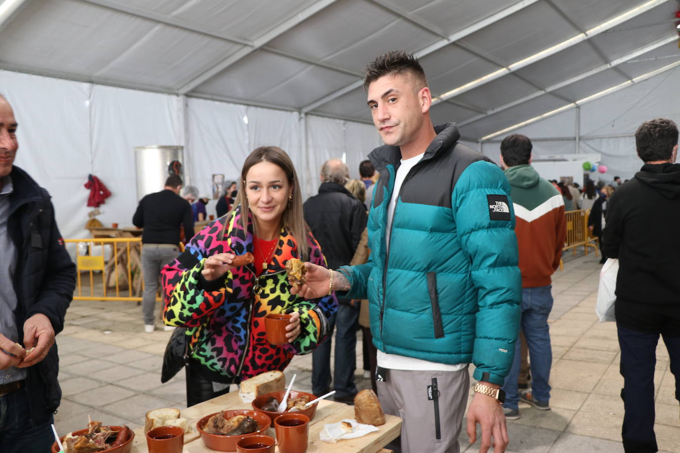 La 30 edición de la Feria de Cecina de Chivo de Vegacervera congrega a cientos de personas para degustar este plato típico de la zona.