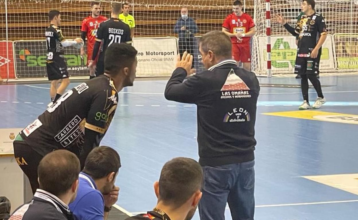 Manolo Cadenas, en el partido ante Huesca.