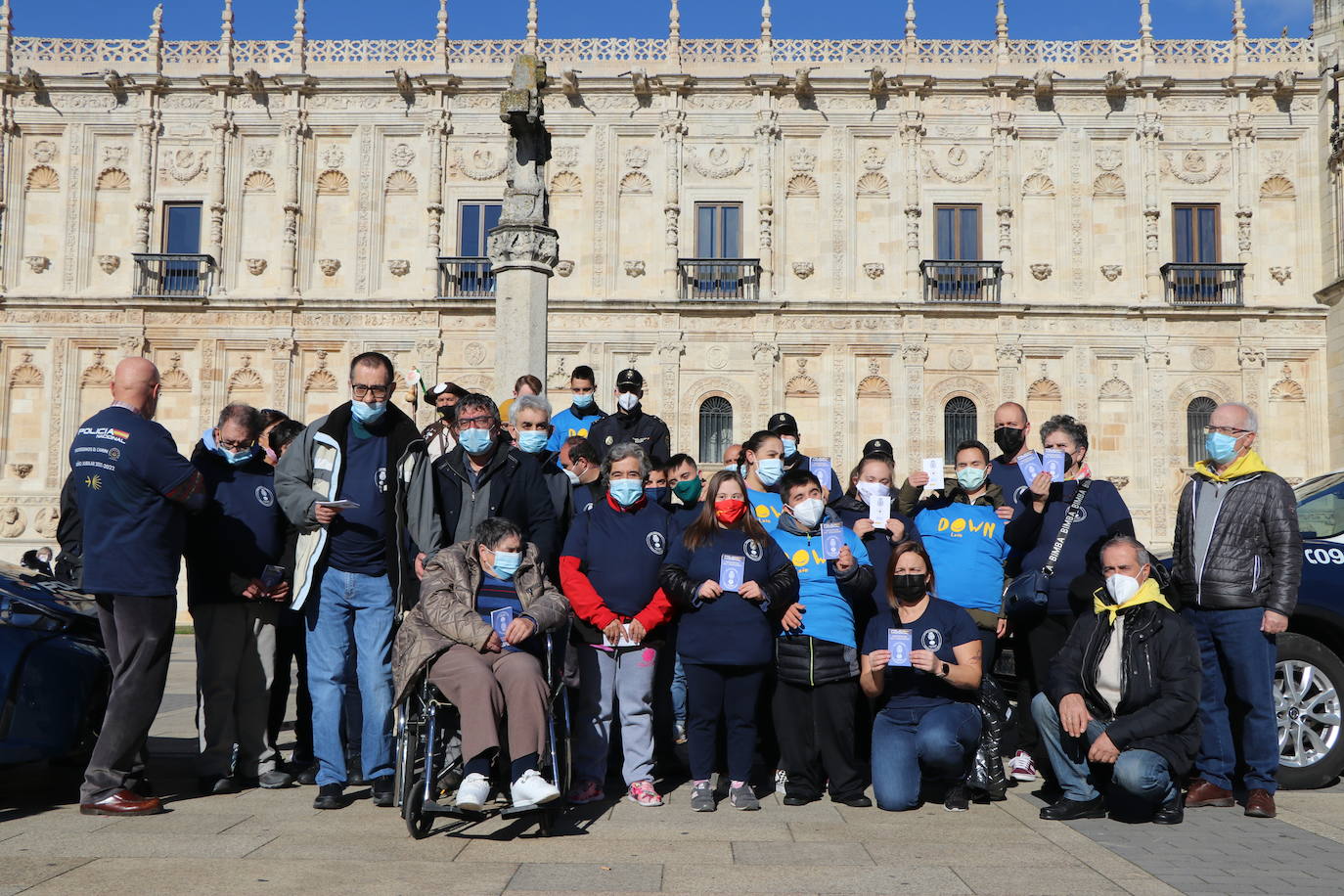 Medio centenar de personas con capacidades diferentes participan en una jornada junto a la Policía Nacional para demostrar que el Camino de Santiago es accesible para todos | La delegada del Gobierno en la comunidad, Virginia Barcones, agradece a las cuatro asociaciones involucradas -Amidown León, Asprona León, Moteros Solidarios y Aderle- su papel social.