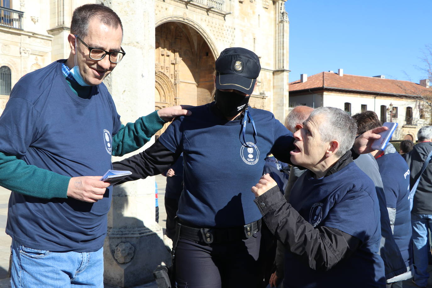 Medio centenar de personas con capacidades diferentes participan en una jornada junto a la Policía Nacional para demostrar que el Camino de Santiago es accesible para todos | La delegada del Gobierno en la comunidad, Virginia Barcones, agradece a las cuatro asociaciones involucradas -Amidown León, Asprona León, Moteros Solidarios y Aderle- su papel social.