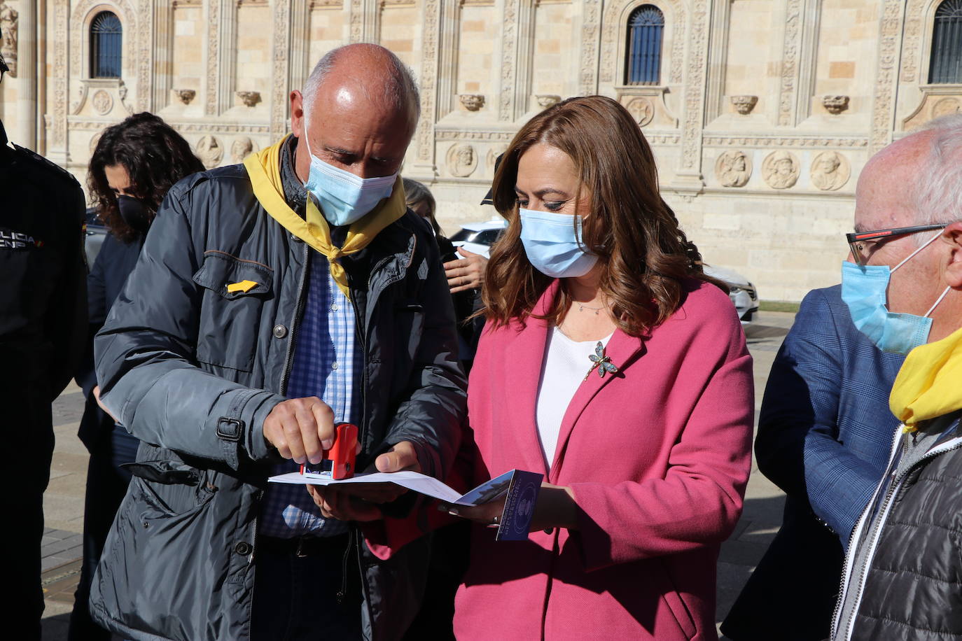 Medio centenar de personas con capacidades diferentes participan en una jornada junto a la Policía Nacional para demostrar que el Camino de Santiago es accesible para todos | La delegada del Gobierno en la comunidad, Virginia Barcones, agradece a las cuatro asociaciones involucradas -Amidown León, Asprona León, Moteros Solidarios y Aderle- su papel social.