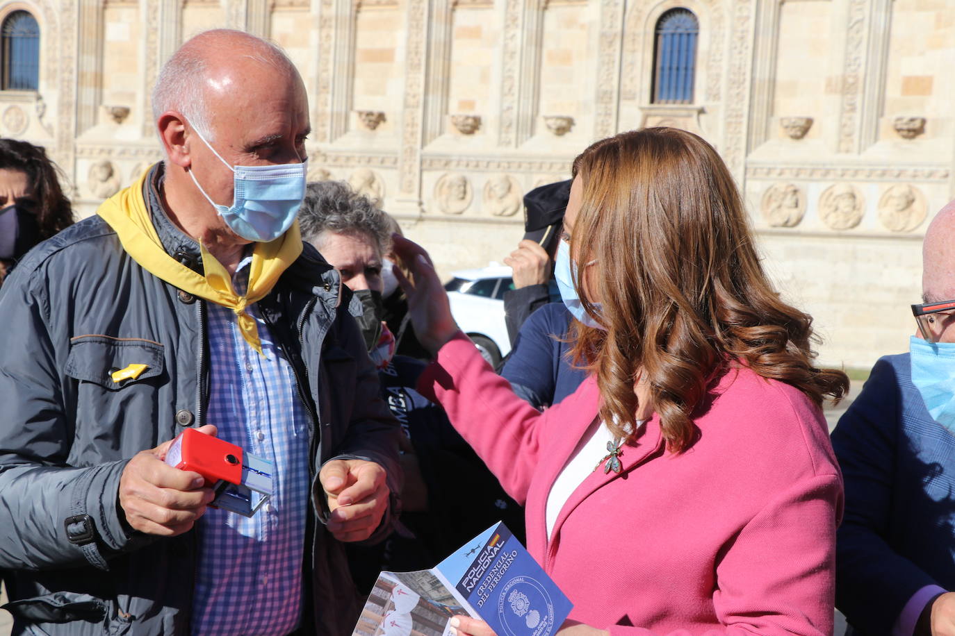 Medio centenar de personas con capacidades diferentes participan en una jornada junto a la Policía Nacional para demostrar que el Camino de Santiago es accesible para todos | La delegada del Gobierno en la comunidad, Virginia Barcones, agradece a las cuatro asociaciones involucradas -Amidown León, Asprona León, Moteros Solidarios y Aderle- su papel social.