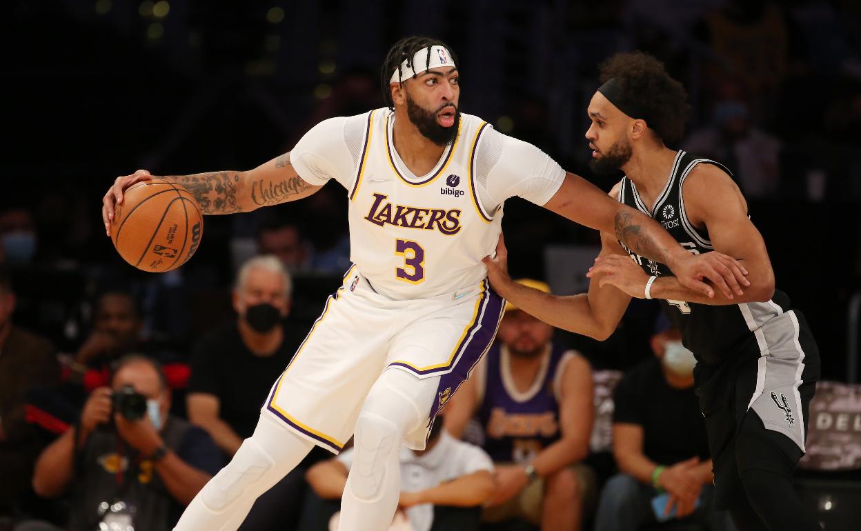 Anthony Davis pelea un balón contra Derrick White.