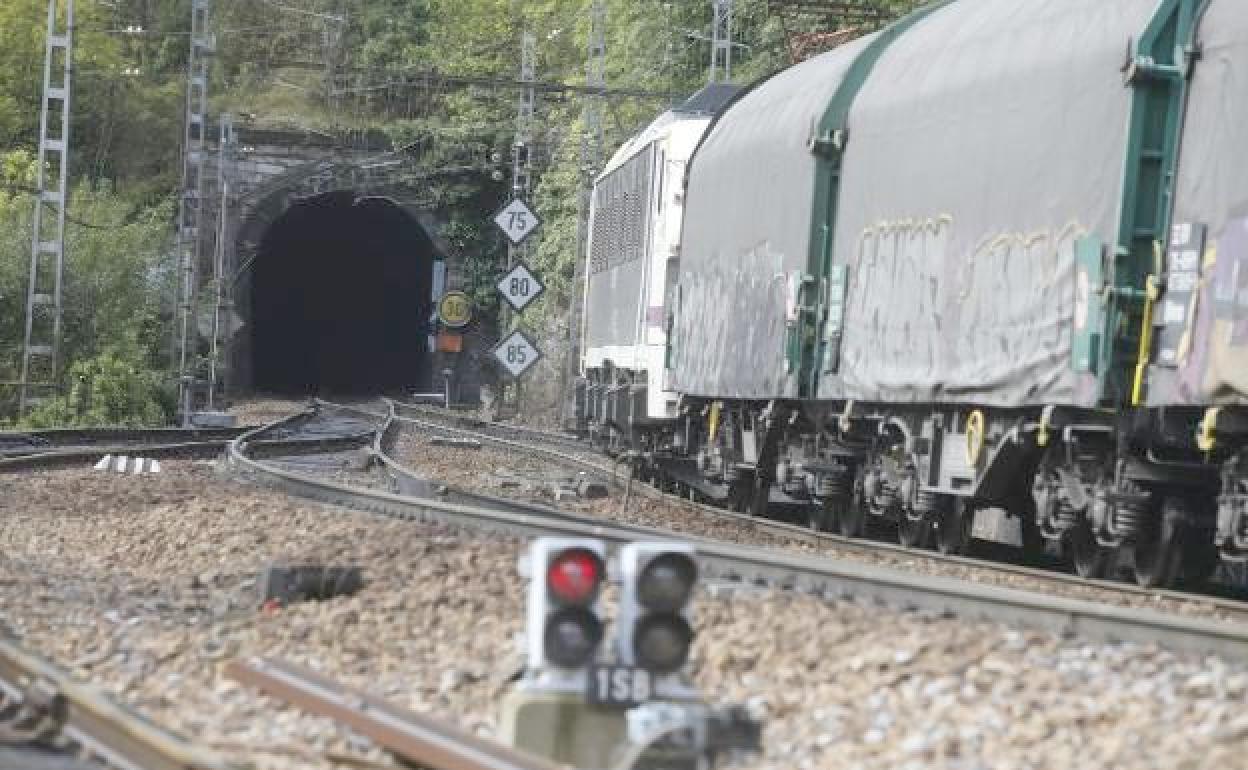 Un mercancías se dirige a un tunel de la rampa preparado para ir hasta 85 kilómetros por hora, pero ahora limitado a menos de 30. 