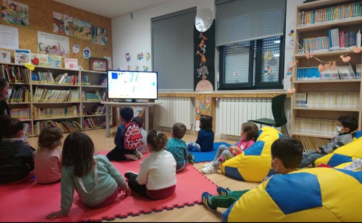 Los niños de Santa María del Páramo participan en una actividad en la biblioteca municipal.