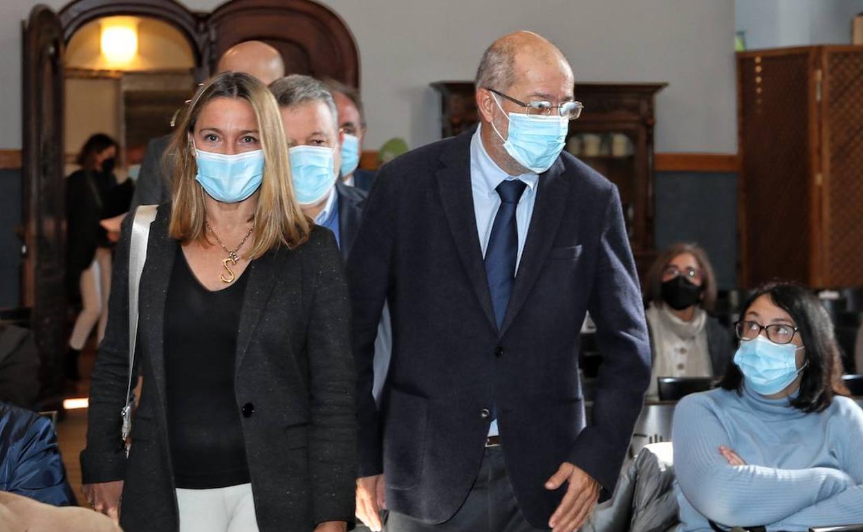 El vicepresidente, portavoz y consejero de Transparencia, Ordenación del Territorio y Acción Exterior, Francisco Igea, junto a la eurodiputada, Susana Solís, a su llegada a la jornada 'Dinamización demográfica en Castilla y León', que tendrá lugar en la localidad palentina de Carrión de los Condes.