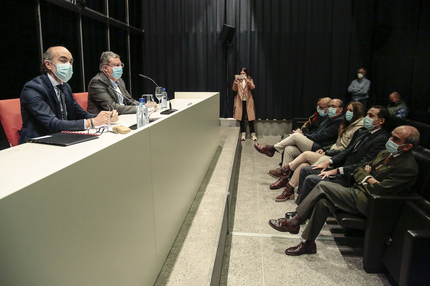 El consejero de Cultura y Turismo de la Junta, Javier Ortega, presenta al nuevo director del Musac, Álvaro Rodríguez Fominaya
