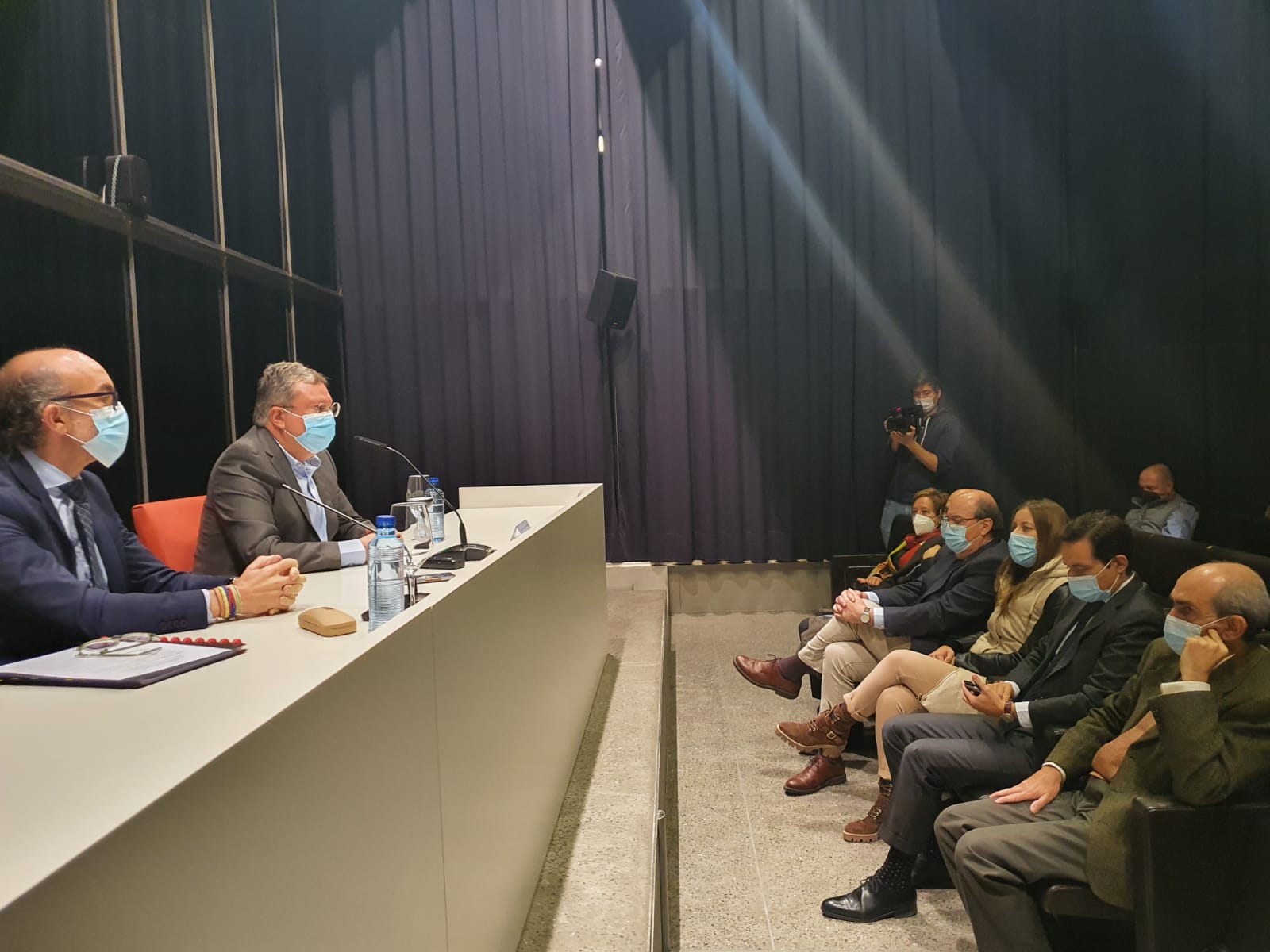 El consejero de Cultura y Turismo de la Junta, Javier Ortega, presenta al nuevo director del Musac, Álvaro Rodríguez Fominaya