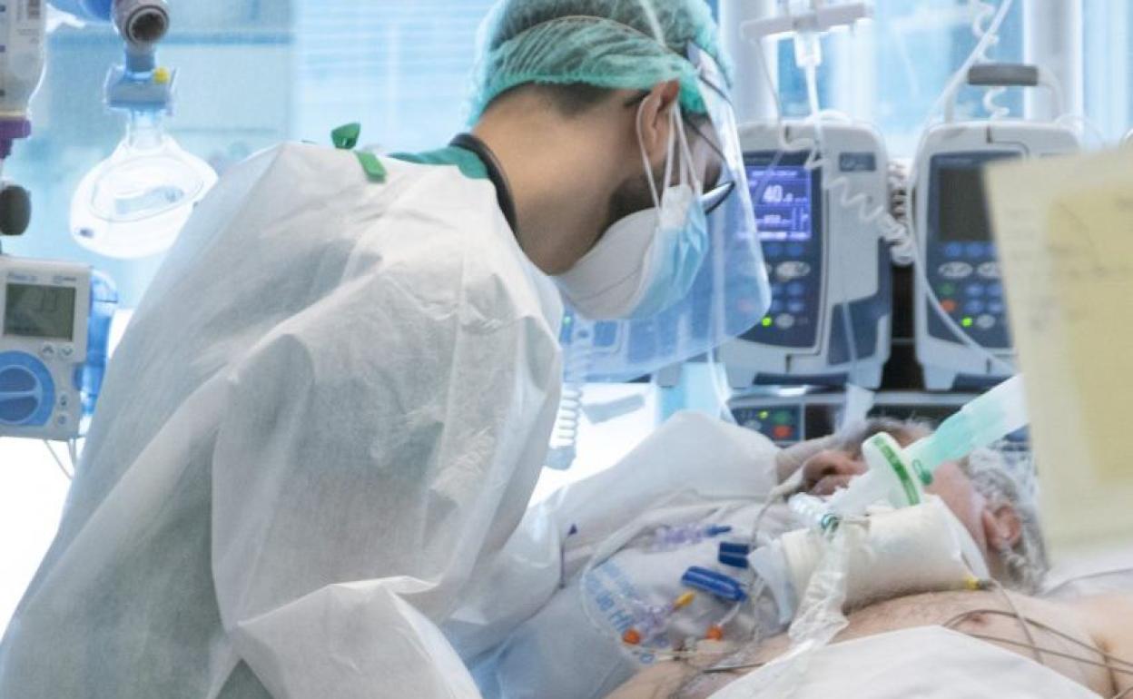 La provincia registra 13 brotes activos con 91 casos asociados a los mismos. León se mantiene en riesgo medio con una tendencia al alza. En la imagen, un paciente en la zona de críticos. 