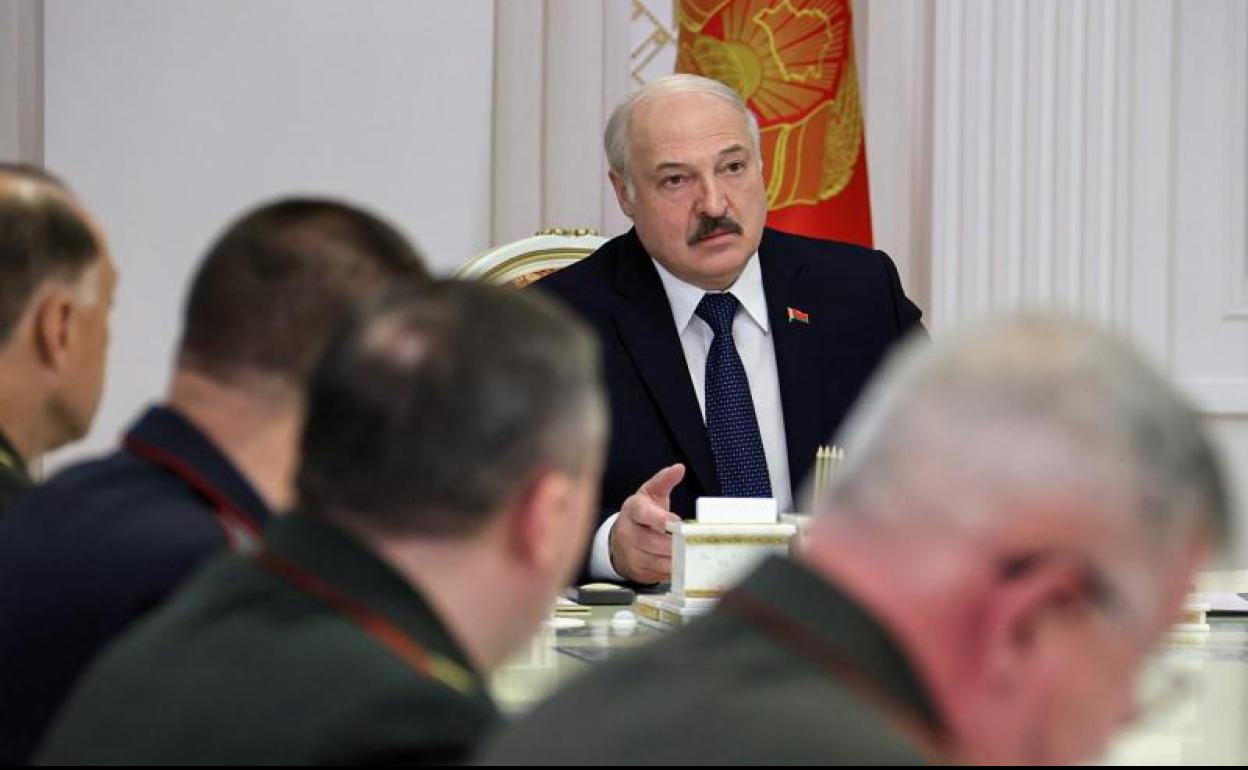 El presidente bielorruso, Alexánder Lukashenko, junto a su gabinete.