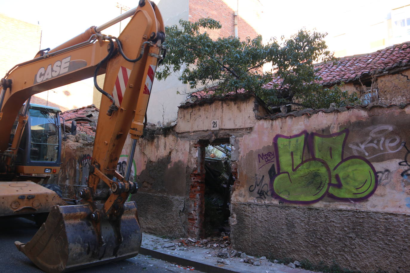 Comienza la fase de derribo y retirada de escombros de diez viviendas en la calle Alfosno el Justiciero para dar el primer paso en la puesta en marcha de una ronda interior que será una realidad en 2023