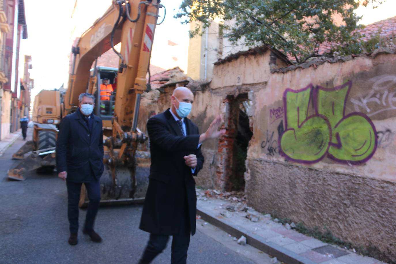 Comienza la fase de derribo y retirada de escombros de diez viviendas en la calle Alfosno el Justiciero para dar el primer paso en la puesta en marcha de una ronda interior que será una realidad en 2023