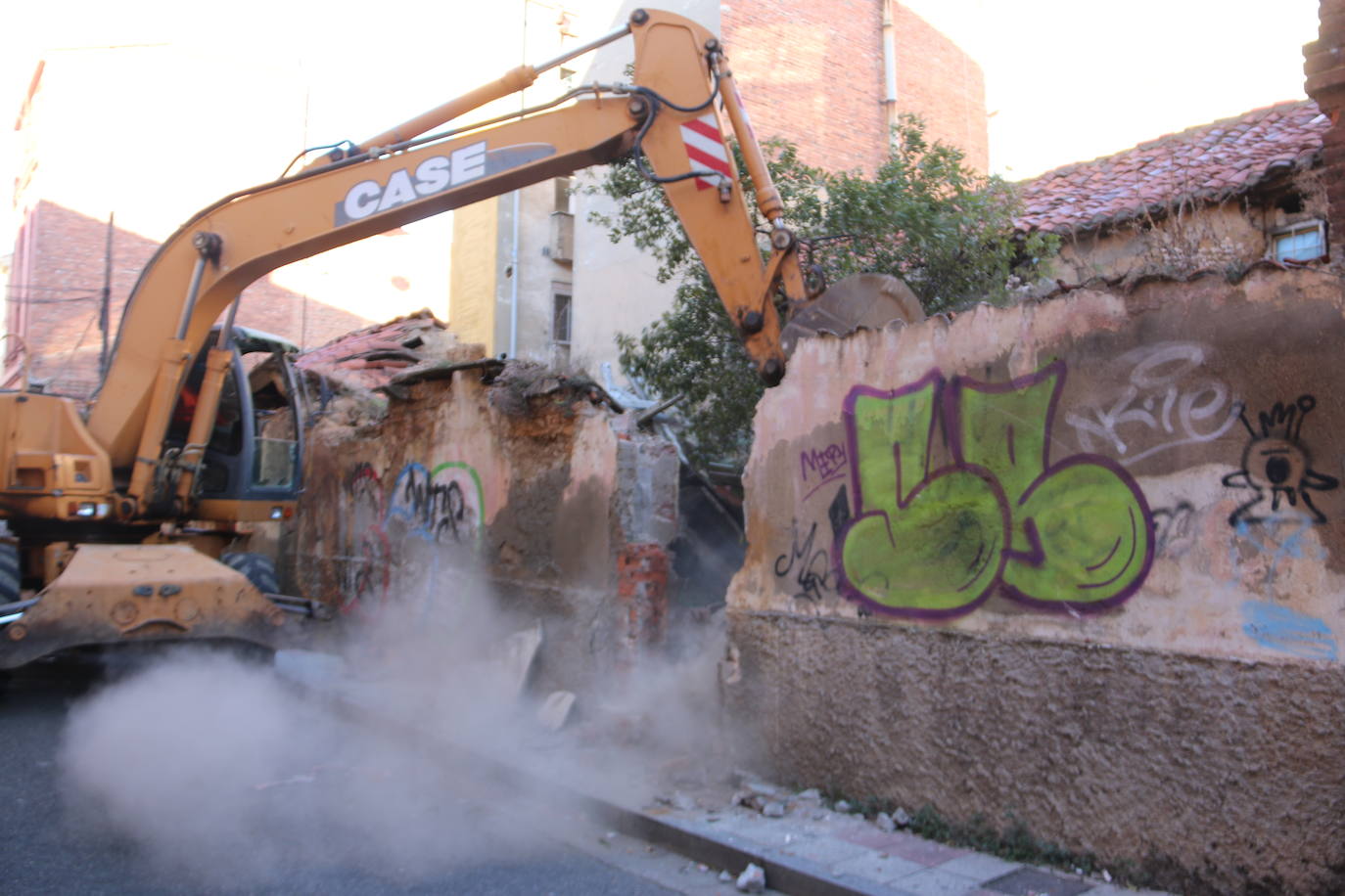 Comienza la fase de derribo y retirada de escombros de diez viviendas en la calle Alfosno el Justiciero para dar el primer paso en la puesta en marcha de una ronda interior que será una realidad en 2023