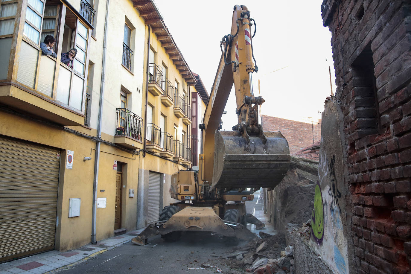 Comienza la fase de derribo y retirada de escombros de diez viviendas en la calle Alfosno el Justiciero para dar el primer paso en la puesta en marcha de una ronda interior que será una realidad en 2023